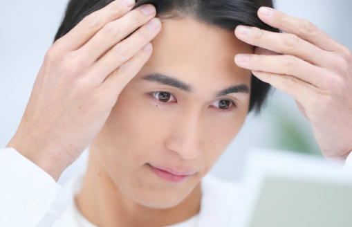 スキンケアをする男性